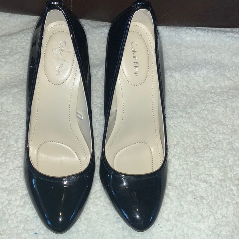 Calvin Klein Women’s Whinnie Black Patent Leather 4 inch Heels size 8